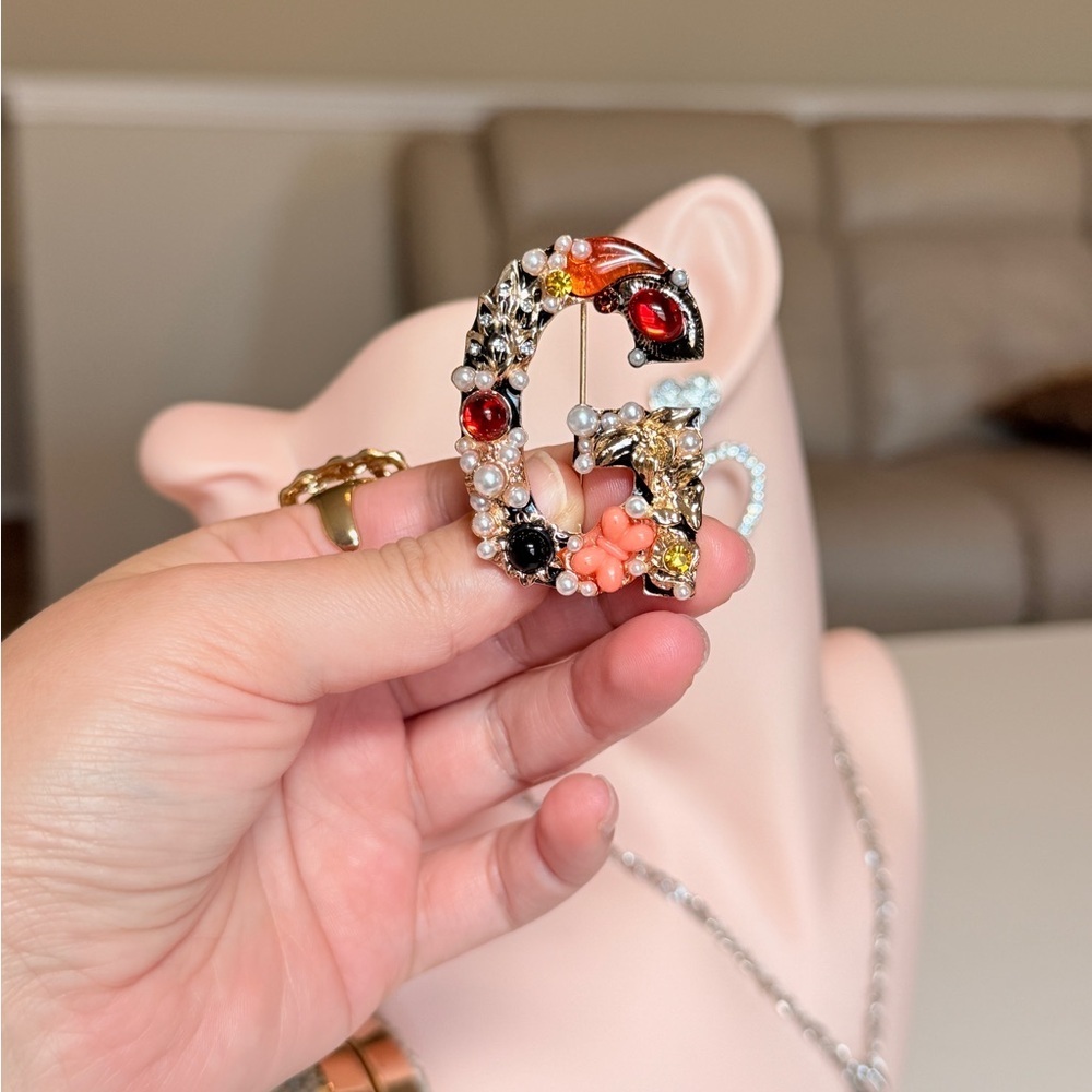 ⚜️ Trebndy Gold and Red Brooch with Pearl Accents - Picture 8 of 9
